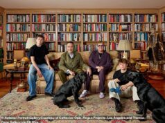 Elton John fa un dolce commento sul suo “orgoglio” per i figli Zachary, 15, ed Elijah, 13 all’inaugurazione del suo ritratto di famiglia alla Nationwide Portrait Gallery di Londra
