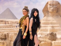 Farrah Abraham suscita indignazione in uno sguardo vivace nel deserto insieme alla figlia goth, 17 anni, alle piramidi in Egitto