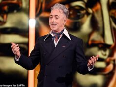Il conduttore dei BAFTA Alan Cumming definisce la cerimonia uno “spettacolo di merda che innesca un trauma” mentre si scusa con i neri e i malati di Tourette e cube “siamo rimasti tutti delusi dalle decisioni prese di trasmettere insulti”