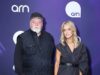 Il contratto da 100 milioni di dollari di Jackie O’ Henderson è TERMINATO e Kyle Sandilands è sospeso poiché il loro programma radiofonico di punta è lasciato a brandelli dopo la loro faida in onda