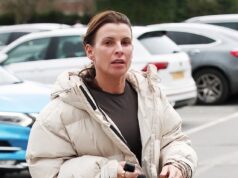 “I Rooney hanno un’intesa speciale”: mentre Wayne viene visto precipitare fuori da un bar con altre due donne al seguito, e Coleen viene vista senza il suo anello, gli amici sollevano il coperchio sullo stato segreto del loro matrimonio