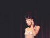 Lily Allen posa in lingerie e camicia da notte velata mentre sale sul palco la sera di apertura del suo tour West Finish Woman a Glasgow – mentre i fan definiscono lo spettacolo “un canto scolastico”