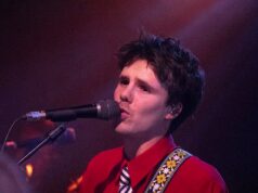 Cruz Beckham commette un errore perché il biglietto ricordo per il suo concerto cube che la capitale gallese, Cardiff, è in Inghilterra