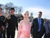 Anya Taylor-Pleasure appare elegante in un abito midi di seta rosa mentre si unisce all’esibizionista Willow Smith e alla leggiadra Alexa Chung alla sfilata della Dior Paris Vogue Week
