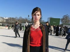 Le bambine Nepo Lily McMenamy e Deva Cassel sembrano l’immagine sputata delle loro madri modelle mentre partecipano alla sfilata della settimana della moda di Parigi di Dior