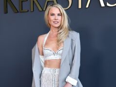Ali Larter, 50 anni, sfoggia addominali tonici in un reggiseno e una gonna succinti per sostenere la collaborazione con Kerastase della co-protagonista di Landman Demi Moore