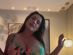 Kelly Brook sfoggia la sua incredibile figura in un bikini floreale mentre condivide i suoi consigli di stile per le vacanze mentre prende il sole in Giamaica