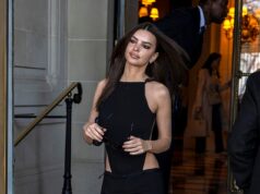 Emily Ratajkowski stupisce con un LBD a spalla mancante mentre lascia il suo resort parigino per la sfilata di Courrèges durante la settimana della moda