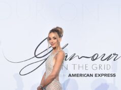 La serata più rischiosa delle corse! Bec Judd e Annalise Dalins osano mettersi a nudo in abiti mentre guidano gli arrivi delle celebrità al Glamour on the Grid di Melbourne