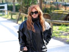 Isla Fisher sfoggia uno spettacolo con le gambe lunghe in una giacca di pelle mentre guida le stelle alla sfilata di Stella McCartney durante la settimana della moda di Parigi