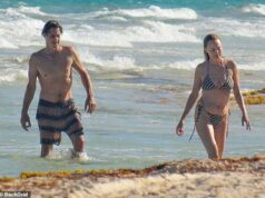 Heather Graham, 56 anni, stupisce in bikini durante una romantica vacanza al mare con il nuovo fidanzato italiano, 49 anni