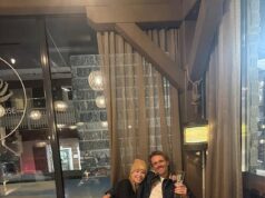 Chelsea Handler si coccola con il bel ragazzo misterioso durante un romantico viaggio in Finlandia… e condivide uno scatto MOLTO audace