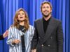 Ryan Gosling fa un’apparizione pubblica MOLTO rara con Eva Mendes mentre una coppia extremely riservata festeggia il suo 52esimo compleanno al Tonight Present