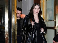 Il fidanzato di Aimee Lou Wooden, Adam Lengthy, rimane al suo fianco durante la settimana della moda di Parigi mentre lasciano insieme l’lodge