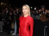 La presunta ex di Romeo Beckham, Caroline Daur, attira l’attenzione alla sfilata della settimana della moda di Parigi mentre indossa uno straordinario abito rosso della sua collezione