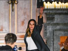 Brooklyn Beckham è assente alla sfilata di Victoria alla Paris Style Week mentre cerca di rubare le luci della ribalta condividendo una foto di lui che bacia la moglie Nicola Peltz