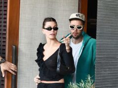 Justin Bieber non riesce a tenere le mani lontane dalla moglie Hailey in un raro momento di PDA dopo che lei ha parlato di una gravidanza “a sorpresa”