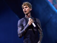 Momento mortificante in cui i fan mostrano i loro volti davanti a migliaia di persone dopo essere caduti in un buco sul palco al concerto di Machine Gun Kelly