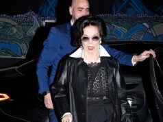 L’ex moglie di Mick Jagger, Bianca, appare disinvoltamente stylish con un trench in pelle nera quando arriva all’resort Costes durante la settimana della moda di Parigi