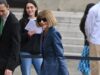 Anna Wintour appare disinvoltamente stylish con un trench blu mentre si unisce a Naomi Watts alla sfilata di Celine durante la settimana della moda di Parigi