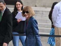 Anna Wintour appare disinvoltamente stylish con un trench blu mentre si unisce a Naomi Watts alla sfilata di Celine durante la settimana della moda di Parigi