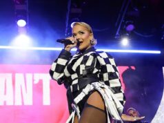 Rita Ora fa battere forte il cuore con calze velate e stivali di pelle allacciati mentre si esibisce al Gran Premio d’Australia di F1 2026