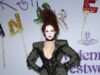 Chappell Roan ritaglia una figura eccentrica in un abito grigio scollato mentre Paris Jackson stordisce in una tuta attillata alla sfilata PFW di Vivienne Westwood