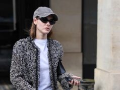 La fidanzata di Leonardo DiCaprio, Vittoria Ceretti, fa una figura elegante con una giacca di tweed nera e denims mentre esce a Parigi durante la settimana della moda
