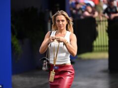 Tammy Hembrow fa girare la testa con una gonna attillata mentre arriva al Gran Premio d’Australia a Melbourne