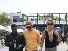 Rita Ora si sfoggia senza reggiseno sotto un abito scollato mentre partecipa al Gran Premio d’Australia con il marito Taika Waititi