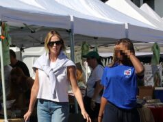 Charlize Theron si gode una gita molto rara con il figlio maggiore Jackson, 13 anni, al mercato degli agricoltori di Los Angeles