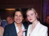 Tom Cruise gode di una rara apparizione in una premiazione mentre si unisce all’elegante Elle Fanning e Rhea Seehorn ai Saturn Awards di Los Angeles