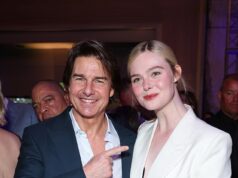 Tom Cruise gode di una rara apparizione in una premiazione mentre si unisce all’elegante Elle Fanning e Rhea Seehorn ai Saturn Awards di Los Angeles