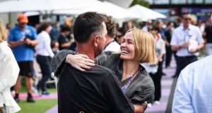 Lara Worthington ha un’emozionante riunione con la stella del cricket Ricky Ponting dopo essere diventata la migliore amica di sua moglie mentre usciva con Michael Clarke