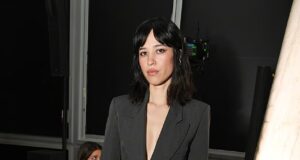Kelsey Asbille di Yellowstone si illumina per la settimana della moda di Parigi al primo avvistamento da quando il personaggio è stato ucciso