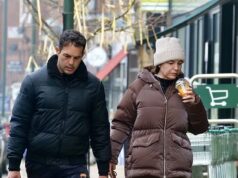 Kelly Brook si avvolge in un caldo cappotto invernale mentre si unisce al marito Jeremy Parisi in una passeggiata con il cane a basso profilo