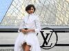 Zendaya sfoggia la “fede nuziale” dorata e sfoggia il bianco da sposa tra le voci segrete sul matrimonio mentre guida il glamour di serie A alla sfilata della settimana della moda di Parigi di Louis Vuitton con Ana de Armas e Jennifer Connelly