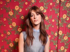 Daisy Edgar-Jones è incredibile in coordinato blu mentre lei e Poppy Delevingne guidano le star che partecipano alla sfilata di Miu Miu durante la settimana della moda di Parigi