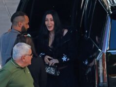 Cher è sposata? Il cantante indossa un enorme anello di diamanti al matrimonio del figlio Chaz Bono