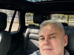 Eamonn Holmes, 66 anni, sembra in buona salute mentre condivide un selfie dopo aver rivelato che “non può alzarsi” senza l’aiuto degli assistenti