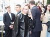 Phoebe Dynevor appare disinvoltamente stylish con una giacca di pelle nera mentre torna al suo lodge dopo la sfilata della settimana della moda di Parigi di Louis Vuitton