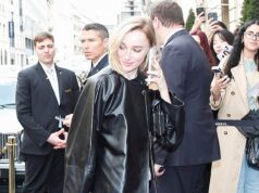 Phoebe Dynevor appare disinvoltamente stylish con una giacca di pelle nera mentre torna al suo lodge dopo la sfilata della settimana della moda di Parigi di Louis Vuitton