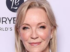 Le star australiane rivelano che aspetto hanno davvero senza trucco mentre rispondono ai troll che fanno vergognare l’età