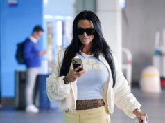 Katie Worth videochiama il marito Lee Andrews mentre vola a Roma mentre lui rimane bloccato a Dubai