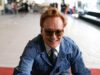 Conan O’Brien indossa una tuta di denims per stendere il tappeto rosso agli Oscar prima della presentazione