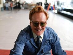 Conan O’Brien indossa una tuta di denims per stendere il tappeto rosso agli Oscar prima della presentazione