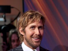 Ryan Gosling prende in prestito il look elegante del nuovo amico Harry Kinds mentre taglia una figura elegante in abito gessato al photocall di Parigi dopo che il cantante ha interrotto la sua apparizione al Saturday Evening Reside