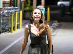 Non hai ricevuto il promemoria del codice di abbigliamento? Kate Ritchie indossa un abito Zimmermann da $ 1500 mentre assiste al concerto di Keli Vacation nel famigerato locale di Coogee con il suo produttore esecutivo