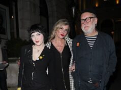 Vic Reeves e Nancy Sorrell si godono una serata fuori con la loro figlia Elizabeth, 19 anni, raramente vista, mentre mostra il suo stravagante senso dello stile advert una festa privata