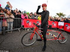 L’emozionante Greg James inizia la sfida in tandem di 1000 km per il Crimson Nostril Day una settimana dopo che suo padre ha subito un ictus durante un’operazione al cuore lasciando la sua salute in condizioni “desolanti”